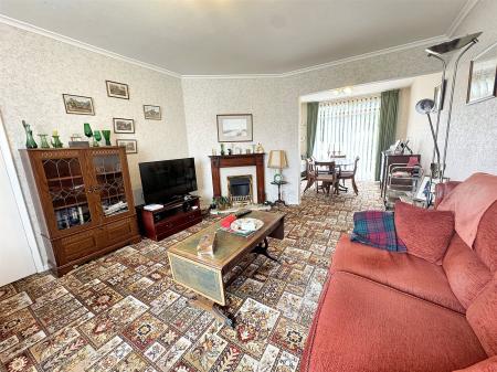 Lounge/Dining Area
