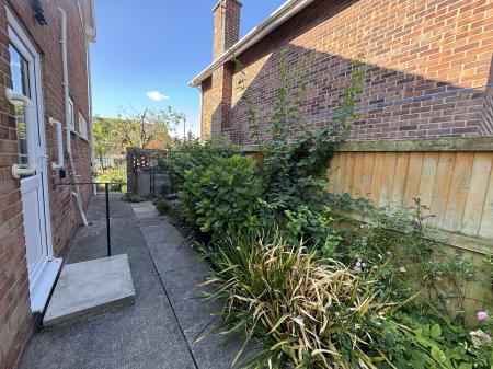 Side garden/path