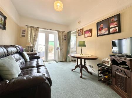 Breakfast Room Towards Kitchen.JPG