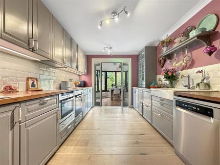 Kitchen Toward Conservatory.JPG