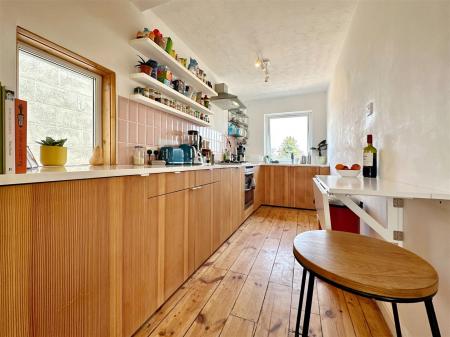 Kitchen & breakfast bar.JPG