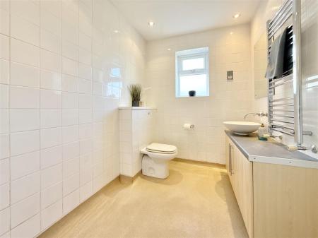 Bed 1 En Suite.JPG