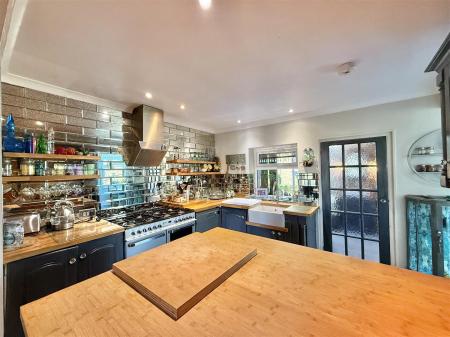 Coombe Bank Lodge - Kitchen.jpg