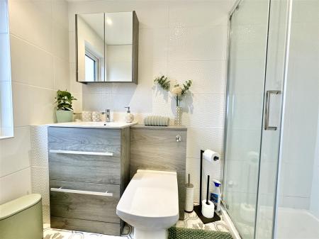 Bed 1 En Suite.JPG