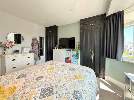 Bed 1 Dressing Area.JPG