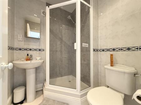 Bed 1 En Suite.JPG
