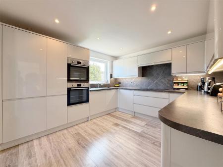 Kitchen (2).JPG