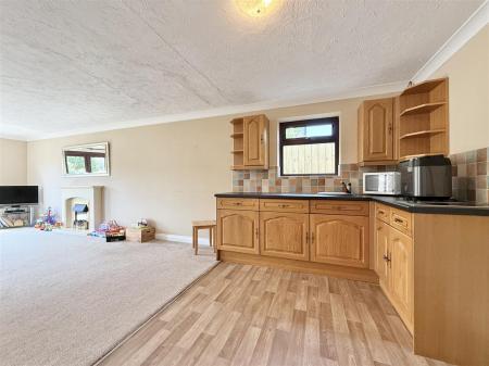 Kitchenette Towards Lounge.JPG
