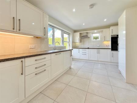 Kitchen Full.JPG