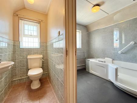 Family Bathroom & WC.JPG