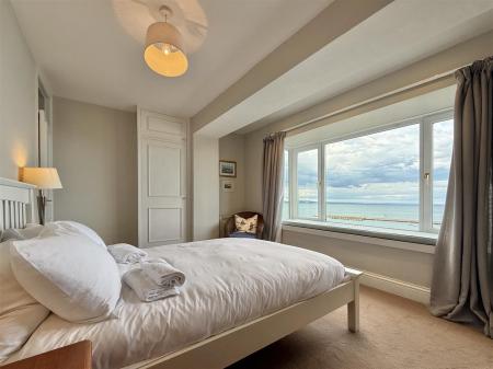Dour Decks - Bedroom  1.jpg
