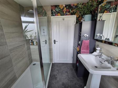 Shower Room_.jpg