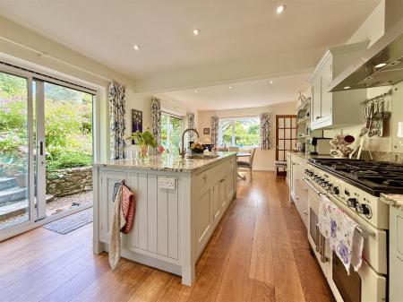 Kitchen Central Island.jpg