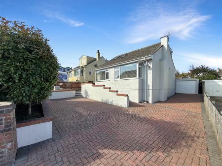 Front Driveway To Garrage.JPG