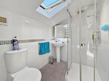 Bedroom 1 Ensuite.JPG