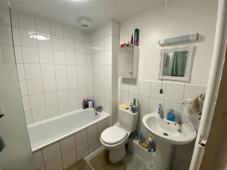 BATHROOM QUEENS LDGE46.JPG