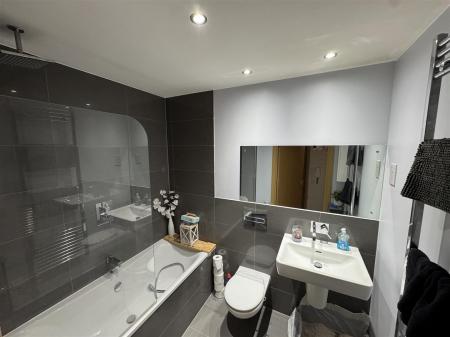 BATHROOM  679 MORELLO.jpeg