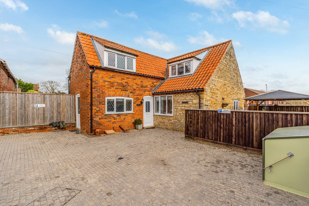 Detached House for sale with 2 bedrooms, East Road, Navenby Fine & Country