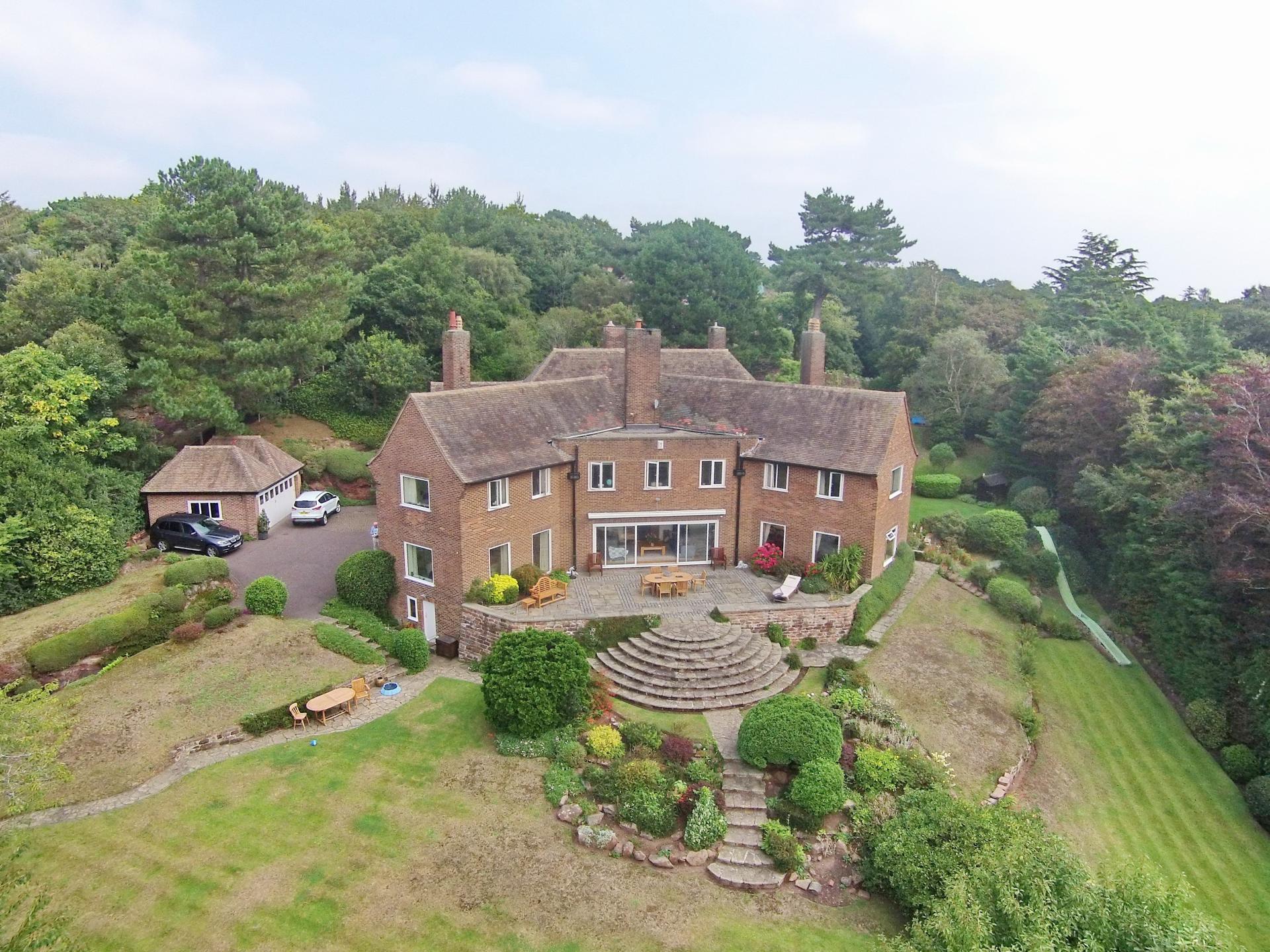 8 bedroom Detached House for sale in Caldy