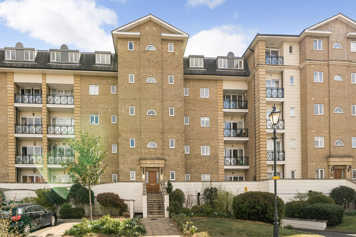 Flat to rent with 3 bedrooms, Wyatt Drive, Barnes Fine & Country