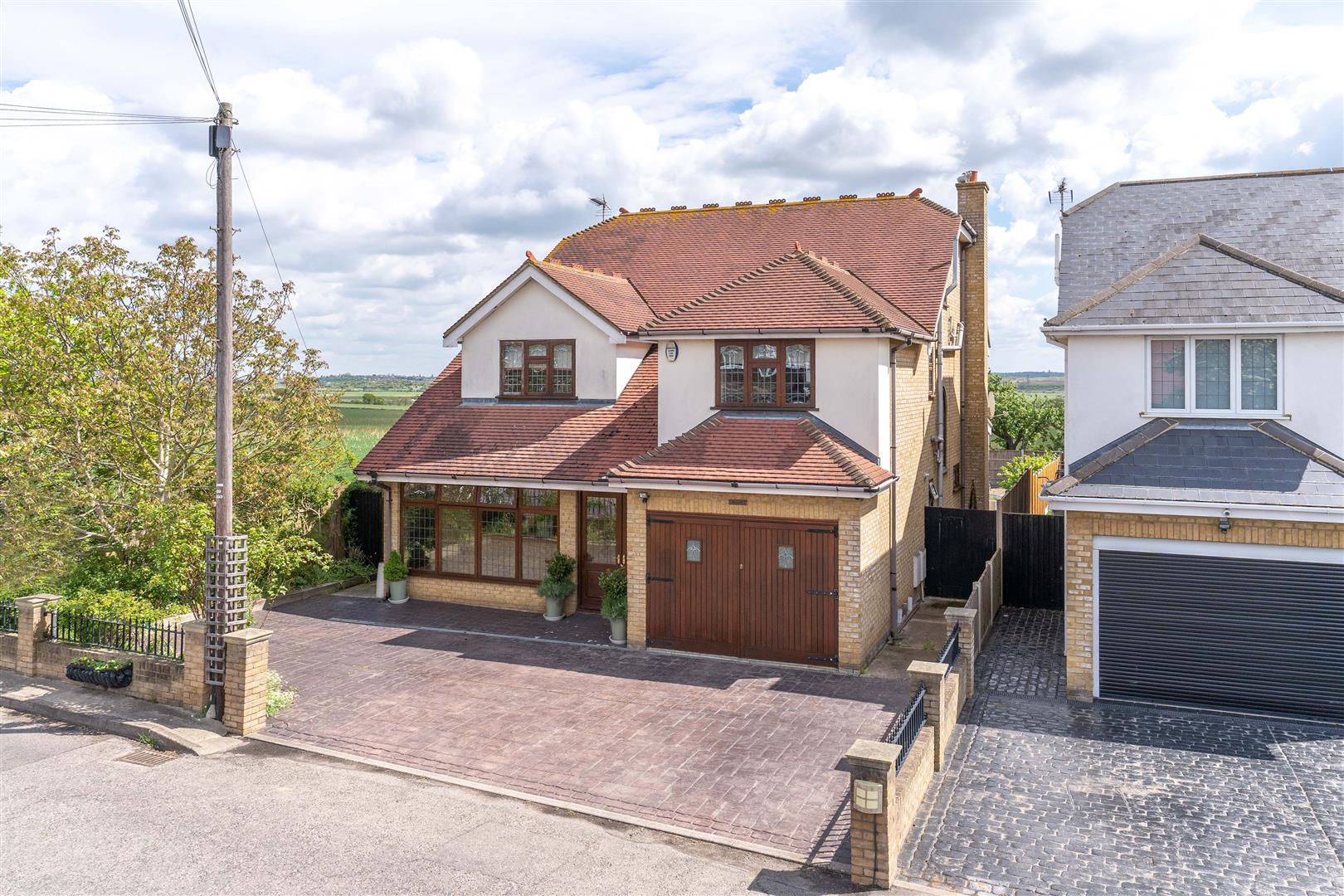 5 bedroom House for sale in StanfordLeHope