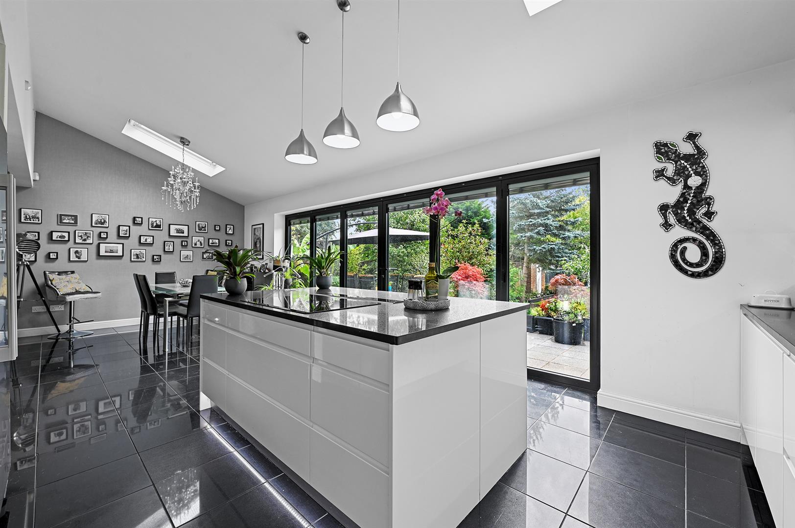 SemiDetached House for sale with 4 bedrooms, Chelmsford Road