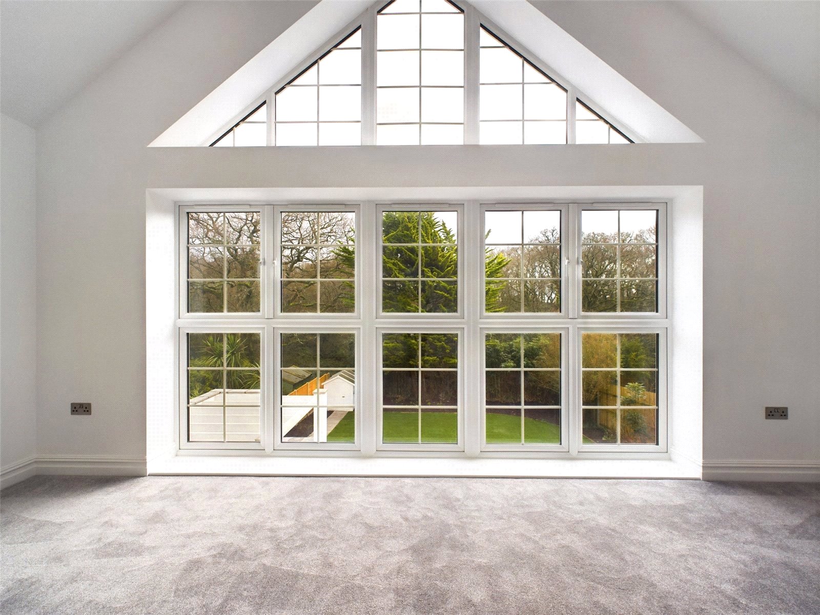 Detached House for sale with 5 bedrooms, Elphinstone Road, Highcliffe