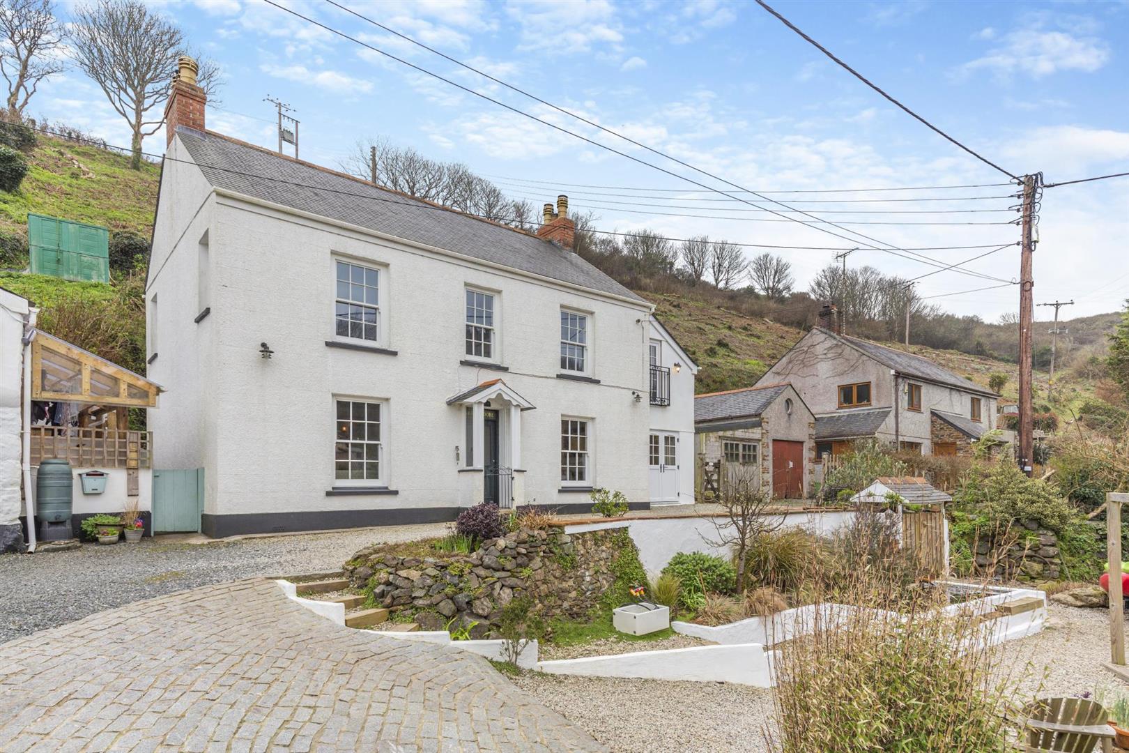 Detached House for sale with 3 bedrooms, Porthallow, St. Keverne Fine