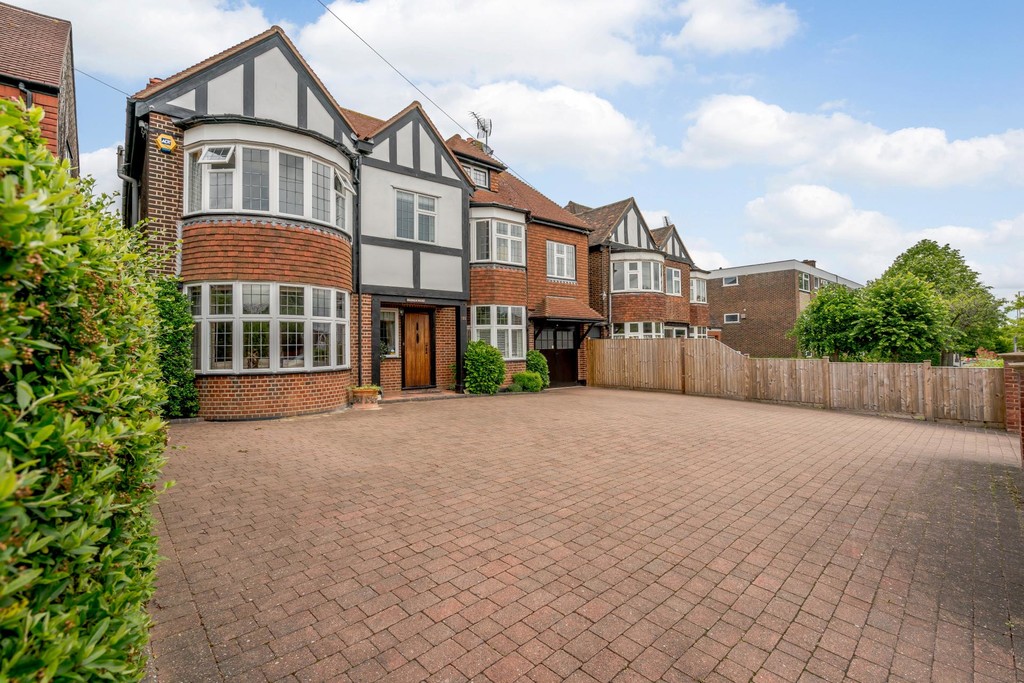 5 bedroom Detached House for sale in Shenfield