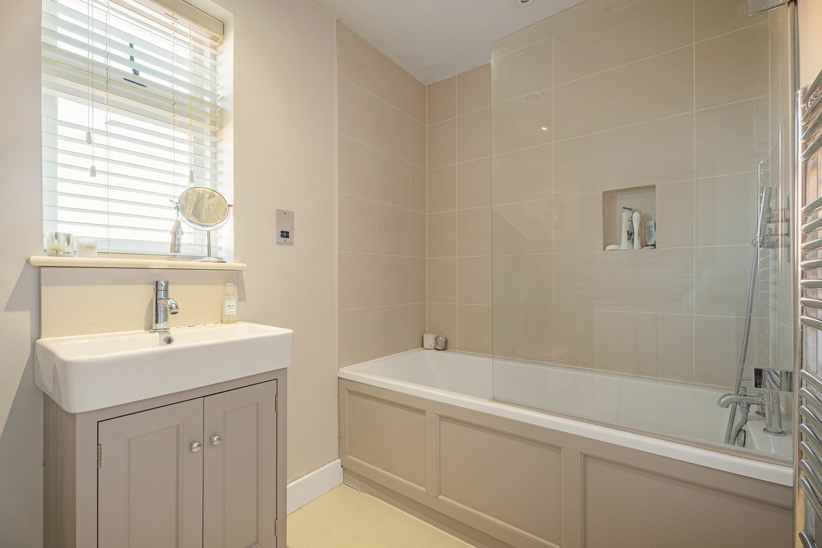 Detached House for sale with 4 bedrooms, Crown East Lane Lower