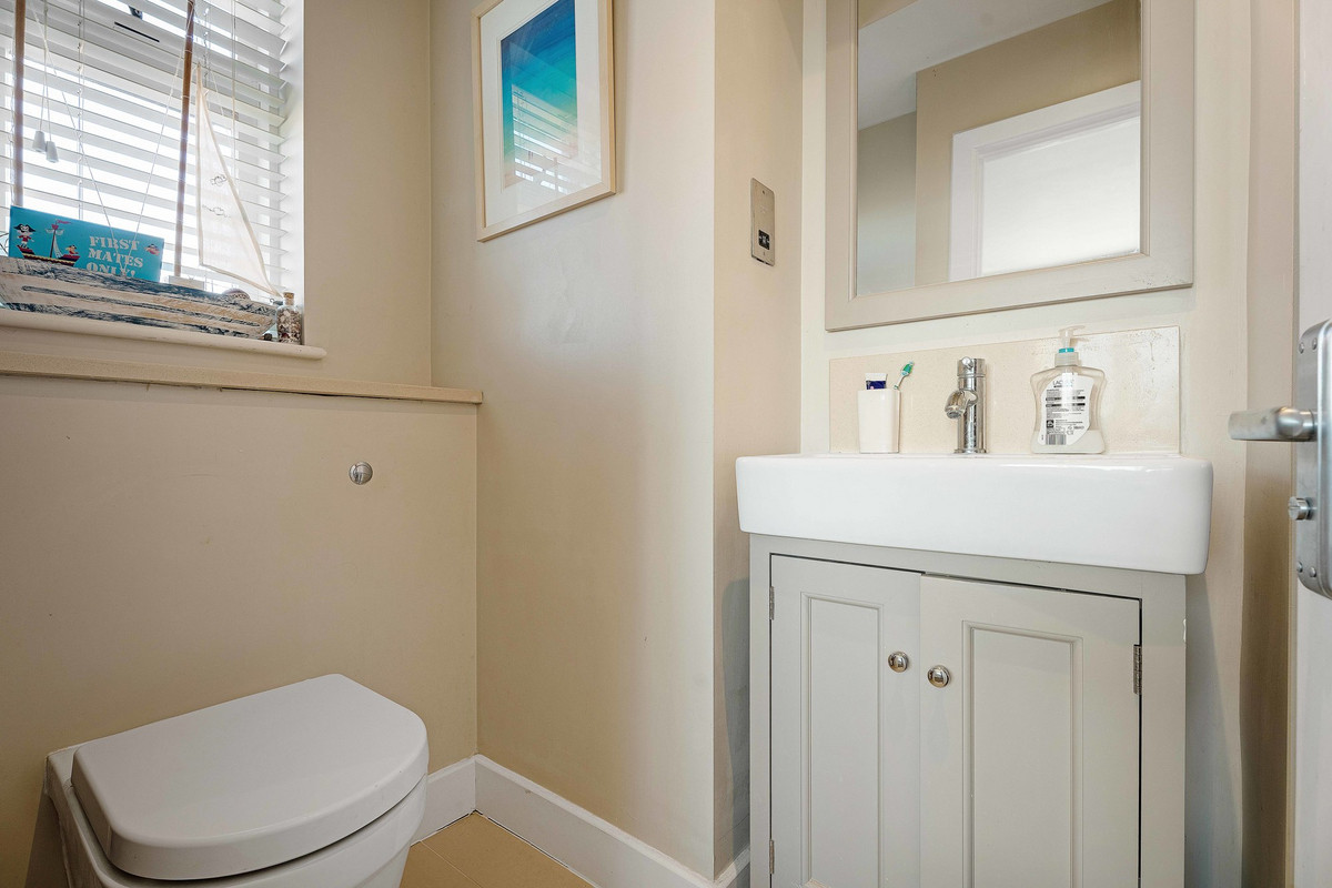 Detached House for sale with 4 bedrooms, Crown East Lane Lower