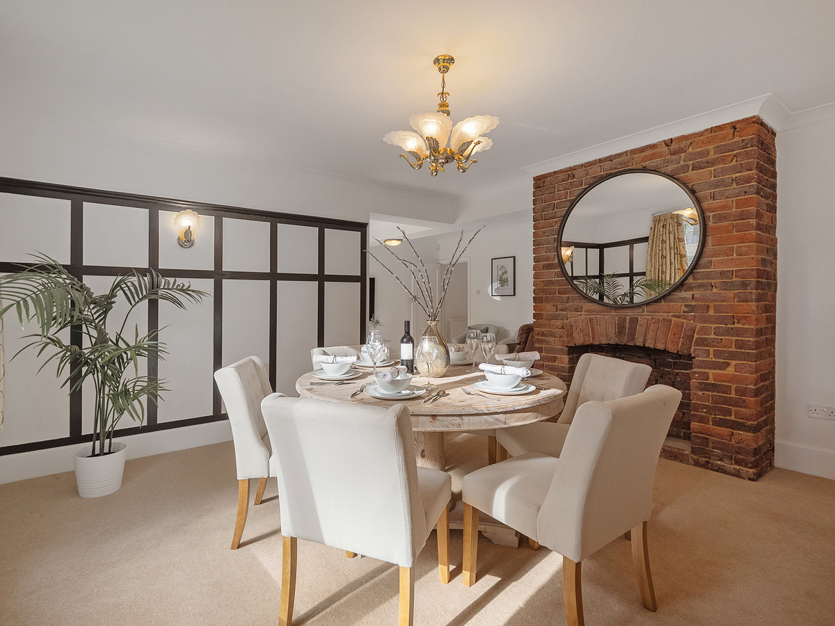 Detached House for sale with 5 bedrooms, Heatherlands Road Chilworth