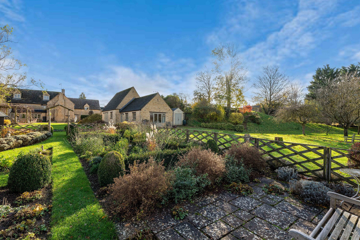 Detached House for sale with 9 bedrooms, Shipton Road Ascottunder