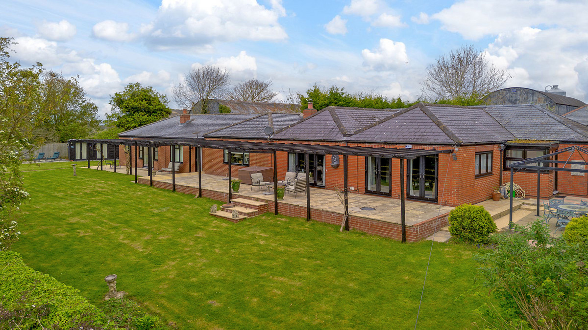 Detached House for sale with 6 bedrooms, Cues Lane