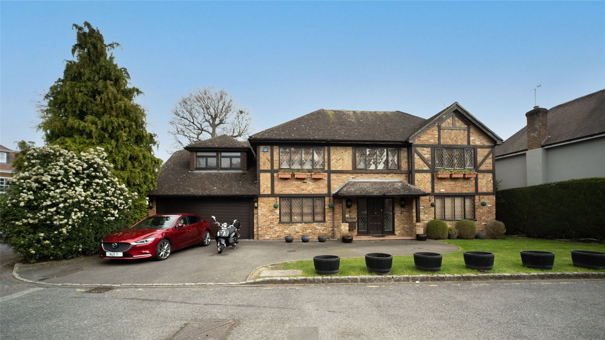 Detached House for sale with 6 bedrooms, Greenoak Way, London Fine