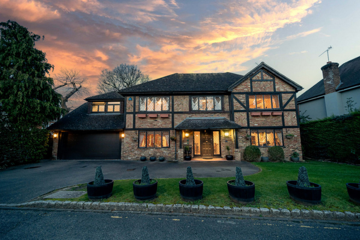 Detached House for sale with 6 bedrooms, Greenoak Way, London Fine