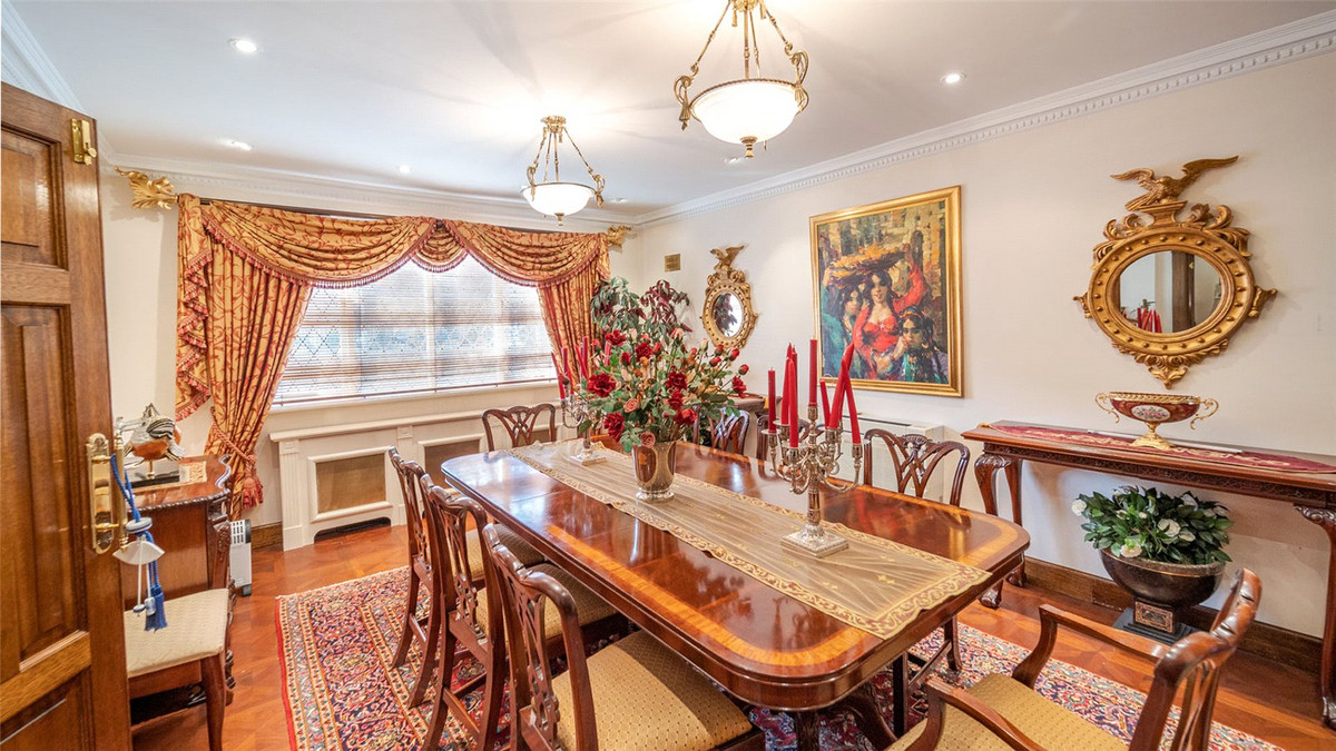 Detached House for sale with 6 bedrooms, Greenoak Way, London Fine