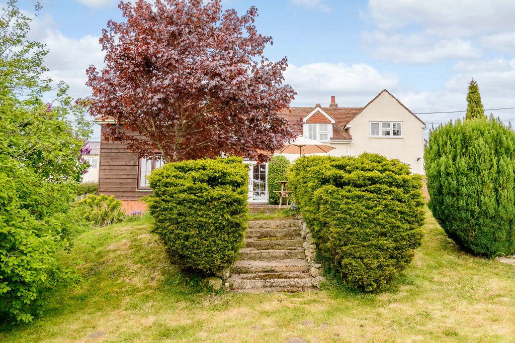 6 bedroom Detached House for sale in Aylesbury