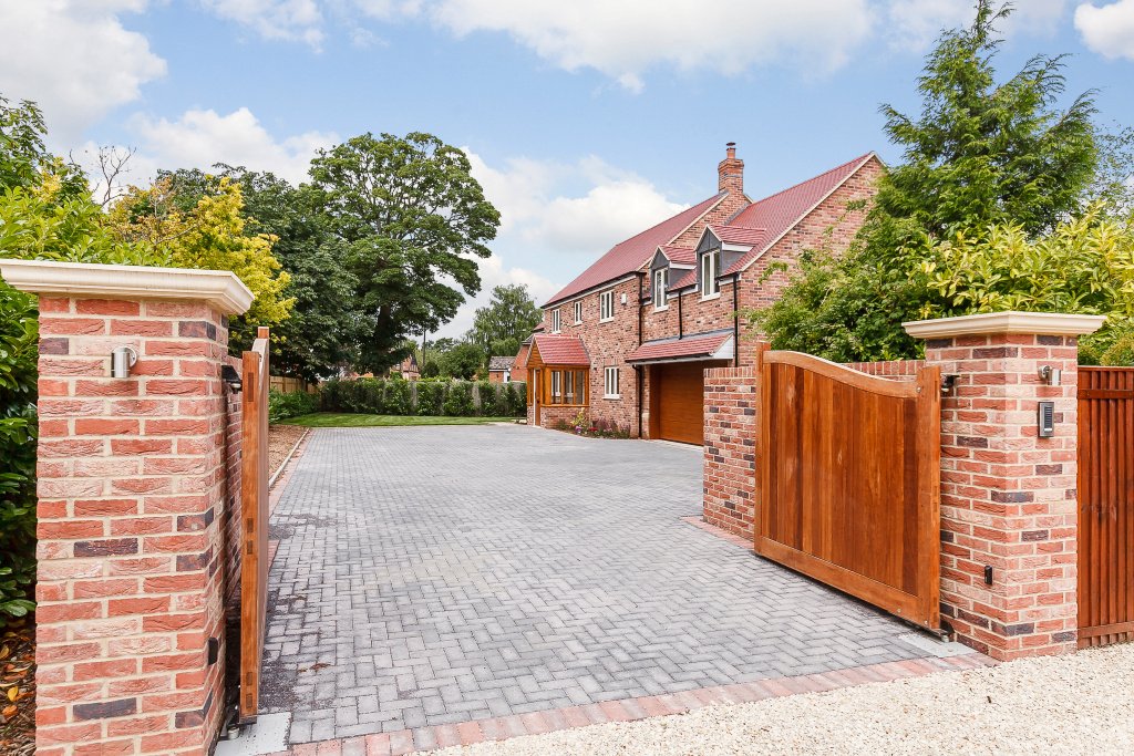 5 bedroom Detached House for sale in Aylesbury