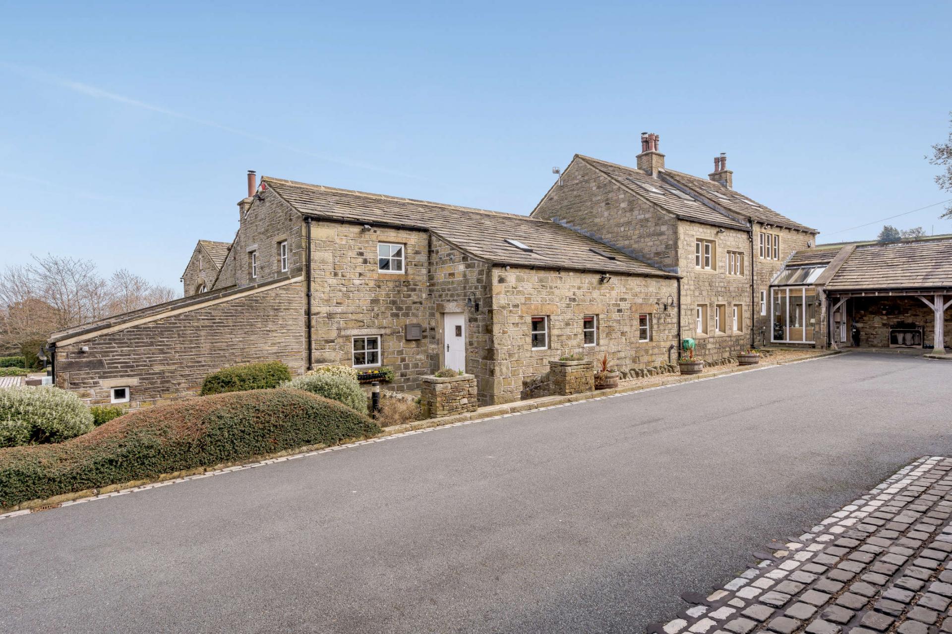 7 bedroom Detached House for sale in Holmfirth