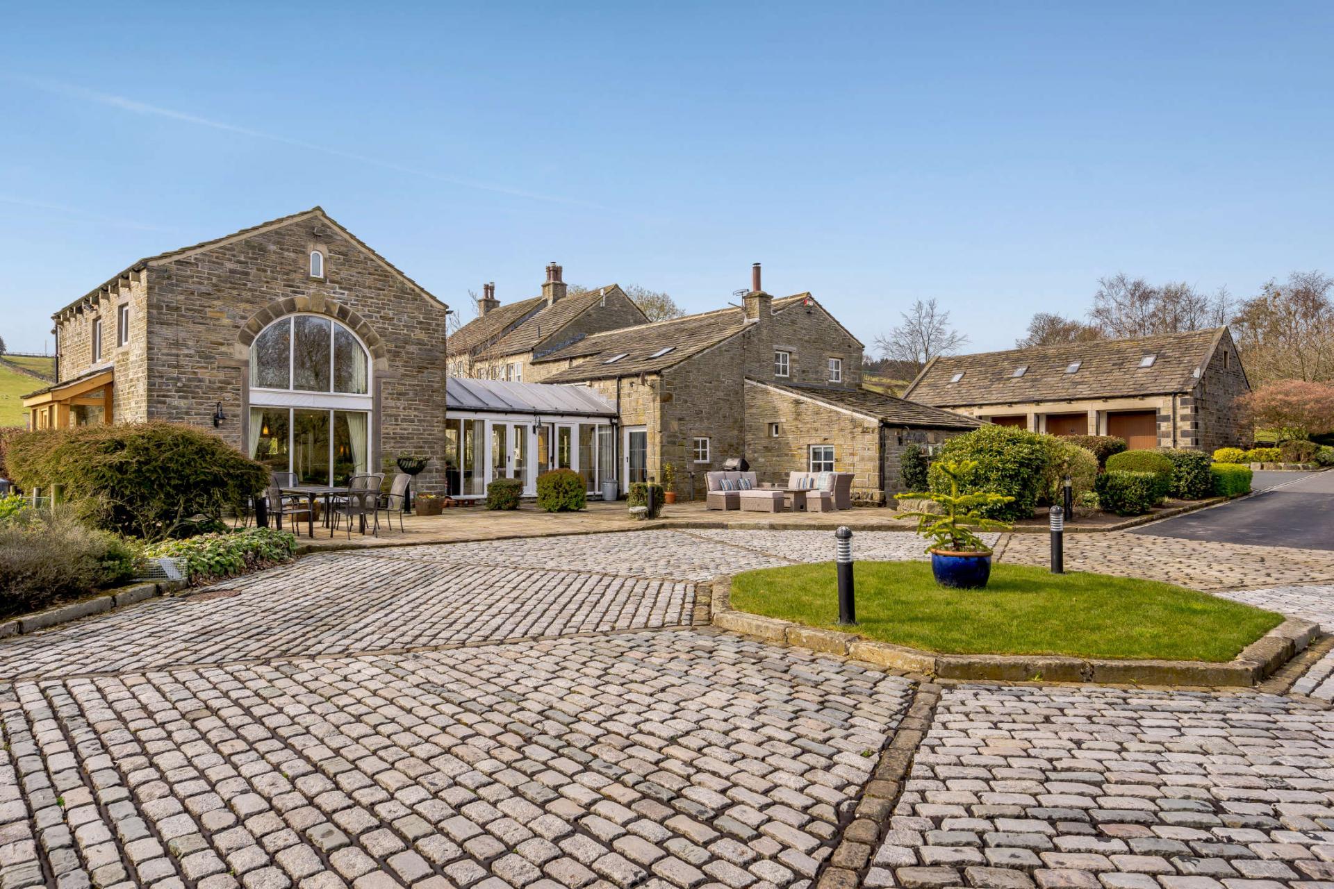 7 bedroom Detached House for sale in Holmfirth