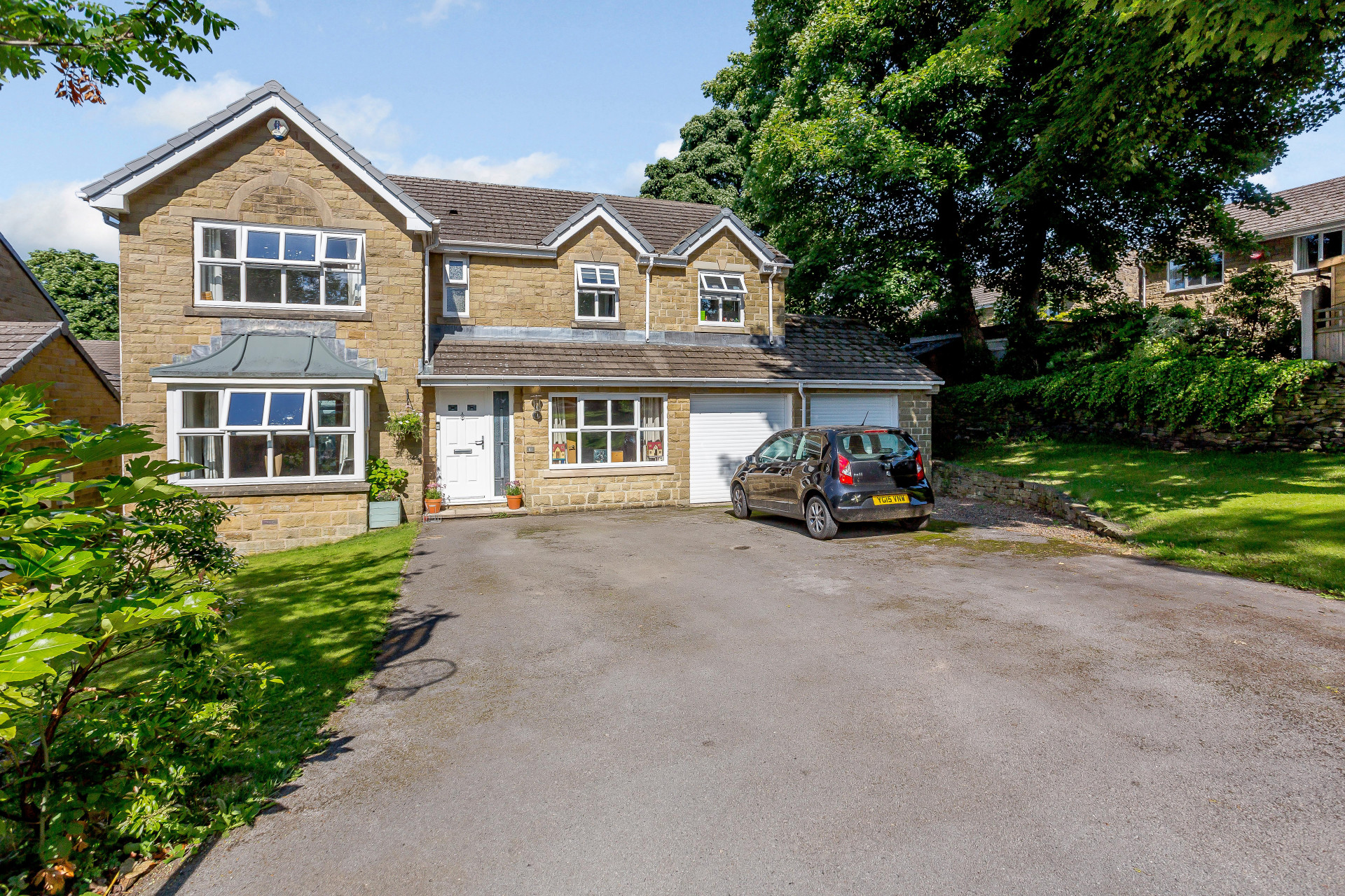 5 bedroom Detached House for sale in Holmfirth