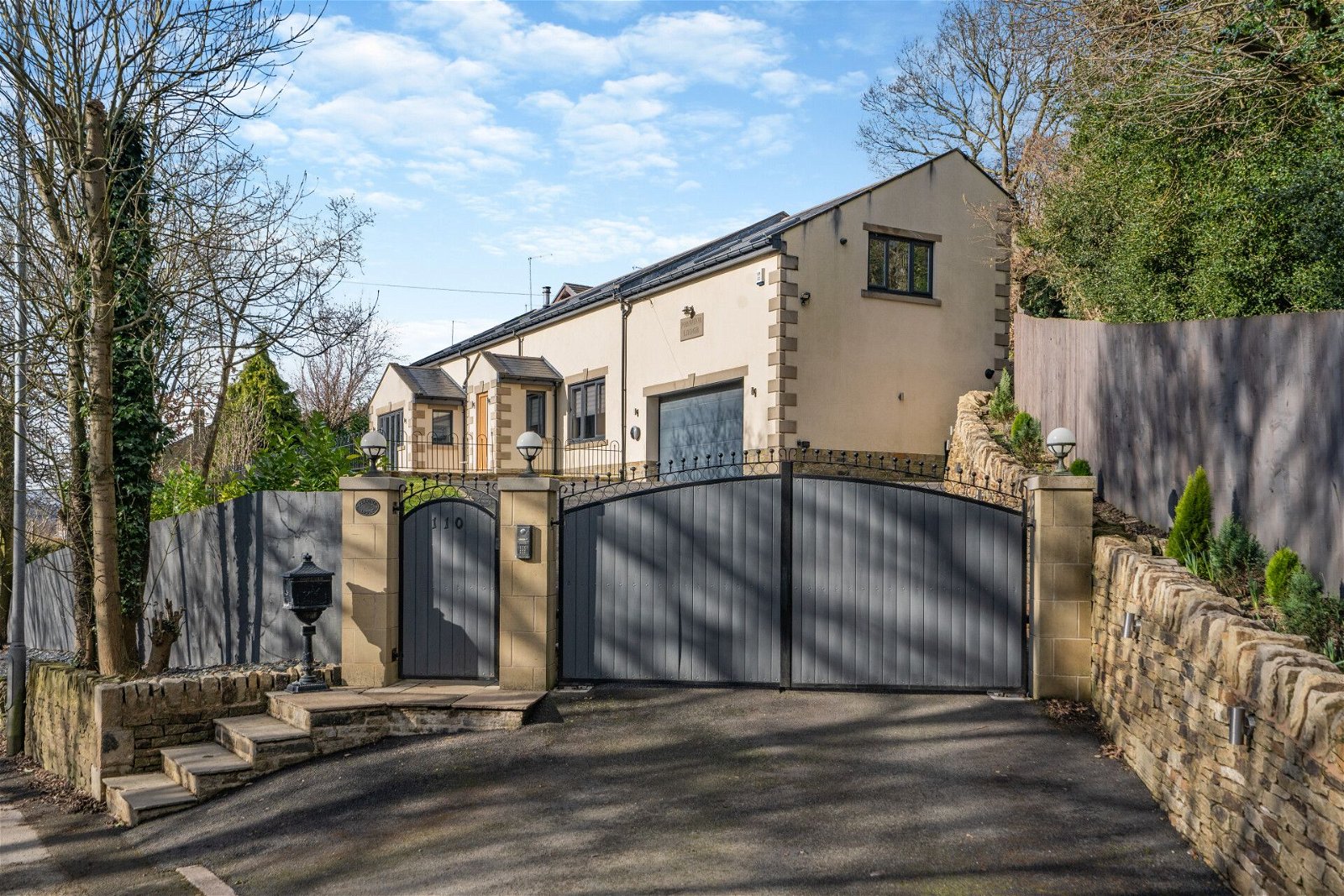 Detached House For Sale With 5 Bedrooms Penistone Road New Mill