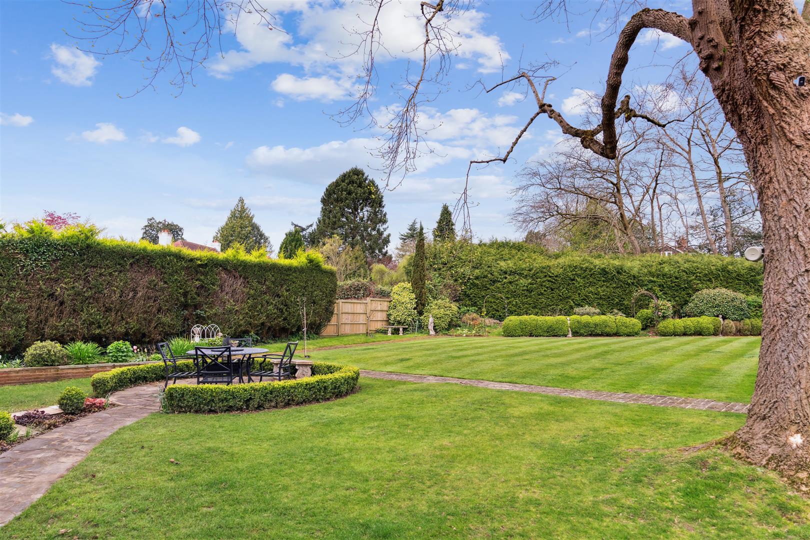 Detached House for sale with 5 bedrooms, Cross Oak Road, Berkhamsted