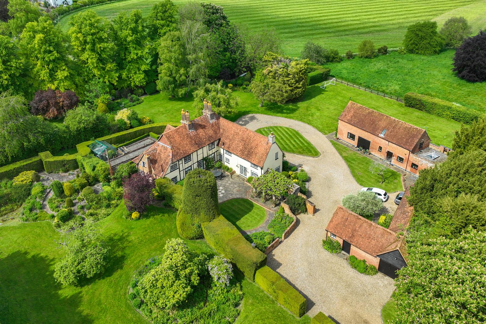 Detached House for sale with 6 bedrooms, Buckland, Aylesbury Fine