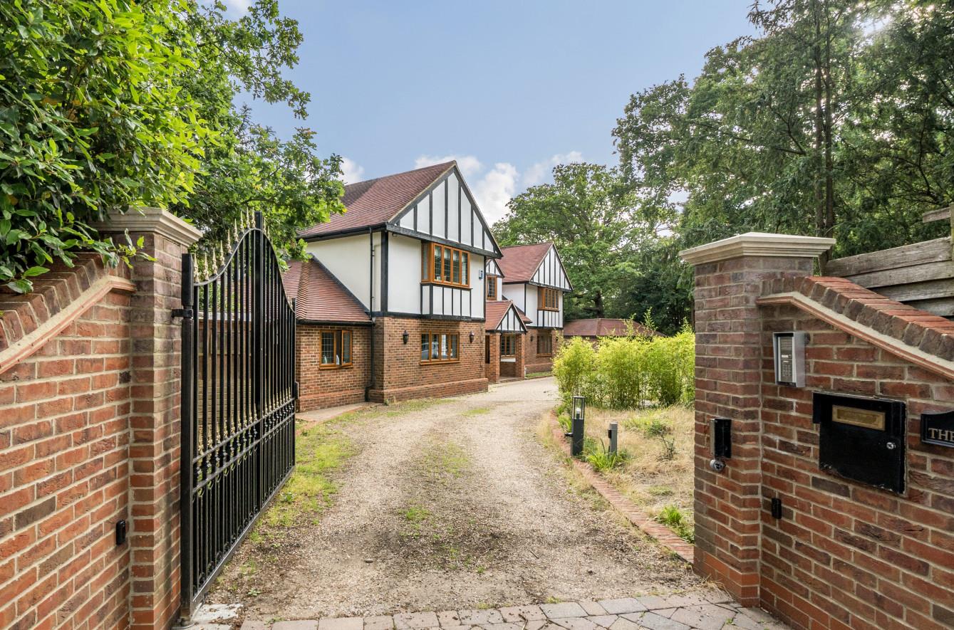Detached House for sale with 5 bedrooms, The Ridgeway, Cuffley Fine