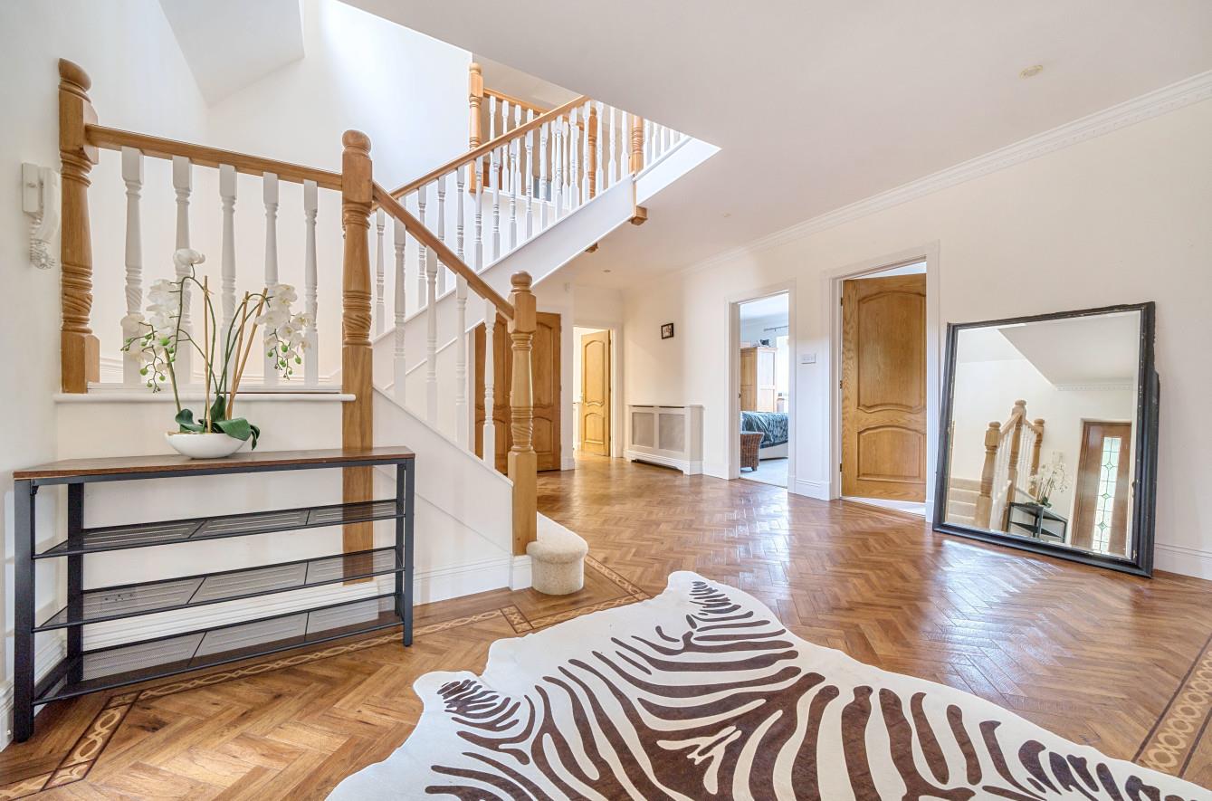 Detached House to rent with 5 bedrooms, The Ridgeway, Cuffley Fine