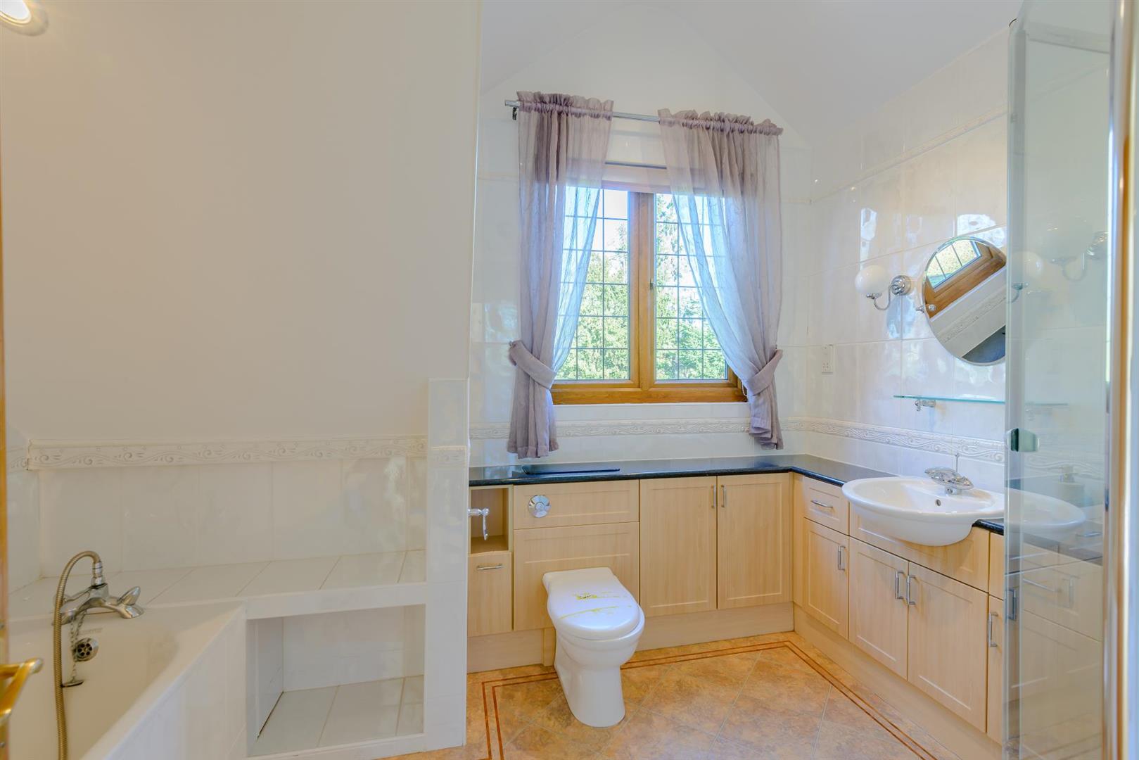 Detached House to rent with 5 bedrooms, The Ridgeway, Cuffley Fine