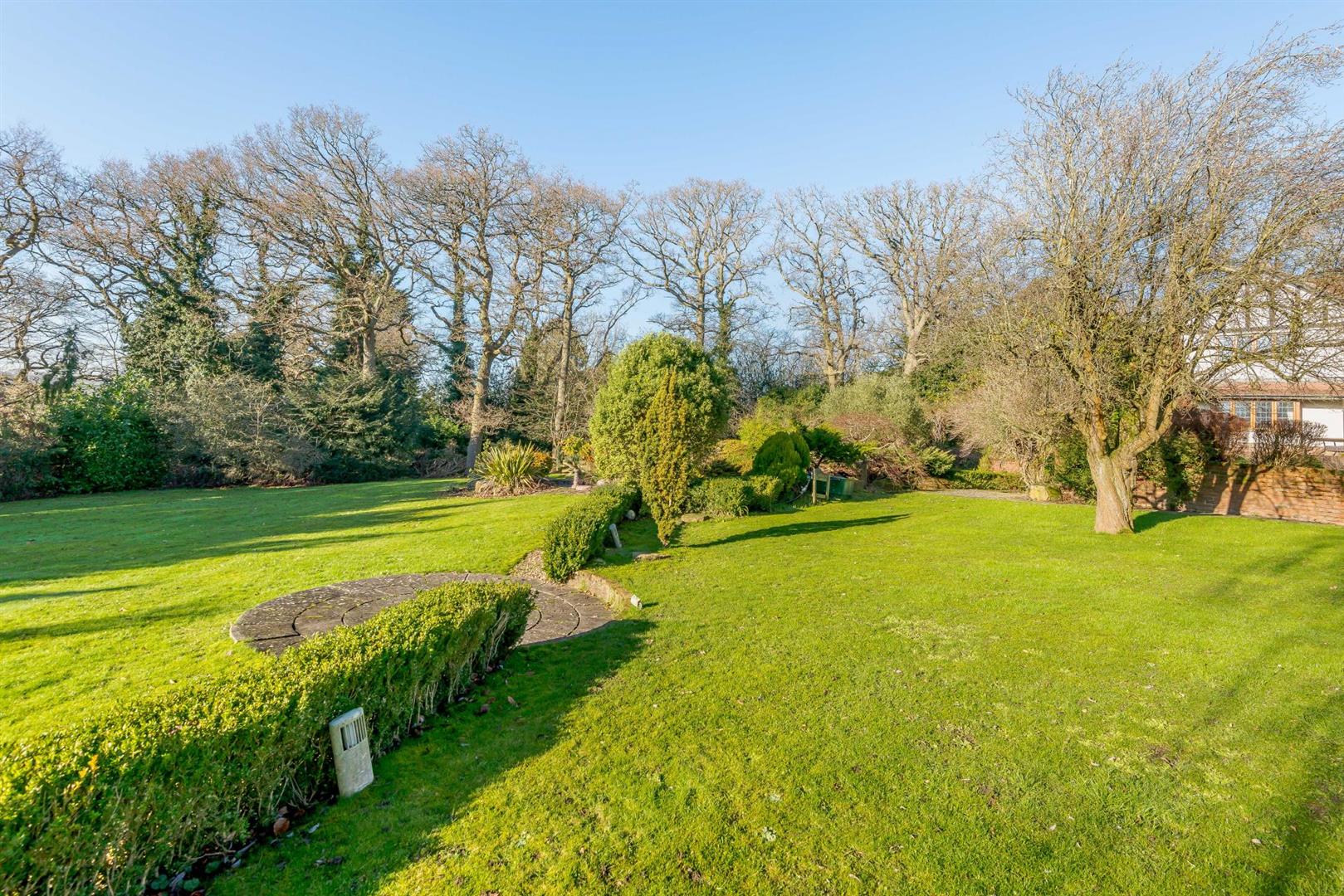 Detached House to rent with 5 bedrooms, The Ridgeway, Cuffley Fine