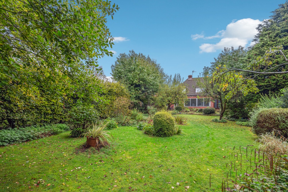 House for sale with 3 bedrooms, Holywell Road, Studham Fine & Country